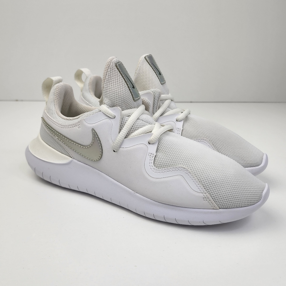 Nike Tessen Running Sneakers Women's Size 7 Winter White and White AA2172-103